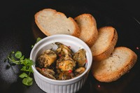 天然の柔らかいつぶ貝とマッシュルームを、自家製香草バターでオーブン焼きに。香草の香りを纏ったつぶ貝と、ジュワッとバターが滲み出るマッシュルームをバゲットに乗せてお召し上がりください。