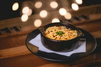 自家製の鱈の塩漬けをじゃがいもや香味野菜、ハーブで炒めたものに、レモンが香る特製ホワイトソースと一緒にオーブンでグラタン風に焼き上げた、ポルトガル料理です。