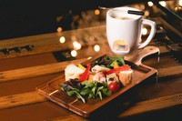 エメンタールチーズとグリュイエールチーズをブレンドし、レモンと白ワインを加えることで、クリーミーさとコクにほのかな酸味をプラス。さまざまな具材で本格派チーズフォンデュをお召し上がりください。