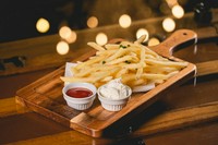 外はカリッと中はホクホクのフライドポテト。ローズマリーの甘くほんのりさわやかな香りに、サワークリームのまったりとした深いコクが、塩気の効いたフライドポテトと相性抜群です。