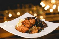 ハーブソルトや数種類の香辛料がブレンドされたケイジャンスパイスで味付けし、柔らかくジューシーに揚げた逸品。一口噛めばギュッと詰まった肉汁の旨味が、口の中全体にジュワジュワと広がる味わいが堪りません。