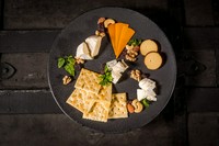 カマンベール、クリームチーズ、ゴルゴンゾーラ、6ヶ月熟成ミモレット、ゴーダチーズをベースにしたスモークチーズの全5種を盛り付けしております。