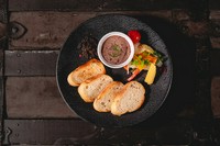 クサみを取った鶏レバーを生クリームでじっくり煮込み、ブランデー・バター・レーズンで風味とコクを加えた、旨みたっぷりのレバーパテです。ディルとピンクペッパーのアクセントも絶妙。バゲットと共にご賞味あれ。