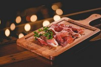 12ヵ月間に渡り長期熟成させた、世界三大生ハムのハモンセラーノ。オリーブオイル・ブラックペッパーを加えた生ハムは、噛むほどに旨みが広がる濃厚な生ハムが魅力。グリッシーニとご一緒にお召し上がりください。