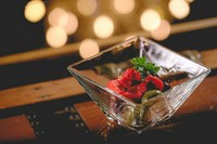 穏やかな塩気にフレッシュな香り、カリッと食感のグリーンオリーブ。ベリーのような香り、ほのかな甘みとあっさりした味わいの完熟ブラックオリーブ。ワインとも相性ピッタリなイタリア産オリーブを楽しめます。