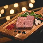 道産豚肉・豚レバー・赤ワイン・鶏卵・ポルト酒を練り込んだテリーヌと、鴨肉・鶏レバー・ベーコン・ポルト酒・ブランデーでつくった鴨とイチジクのテリーヌ。2つの異なる味わいをお楽しみください。