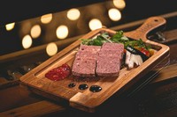 道産豚肉・豚レバー・赤ワイン・鶏卵・ポルト酒を練り込んだテリーヌと、鴨肉・鶏レバー・ベーコン・ポルト酒・ブランデーでつくった鴨とイチジクのテリーヌ。2つの異なる味わいをお楽しみください。