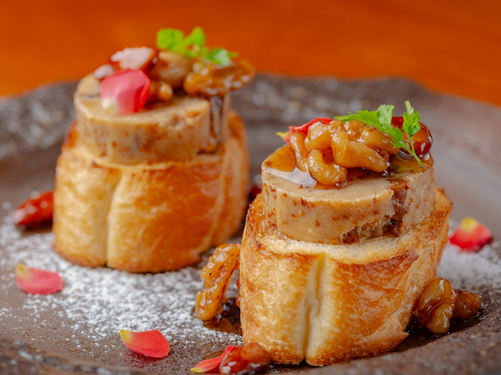 芳醇な香りと気品ある味わい。オススメの前菜『いちじくバターと自家製メープルナッツのオープンサンド』