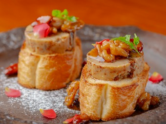 芳醇な香りと気品ある味わい。オススメの前菜『いちじくバターと自家製メープルナッツのオープンサンド』