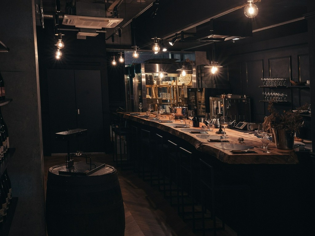 カウンター席は8名限定のセミプライベート空間