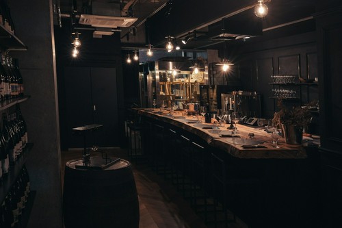 カウンター席は8名限定のセミプライベート空間