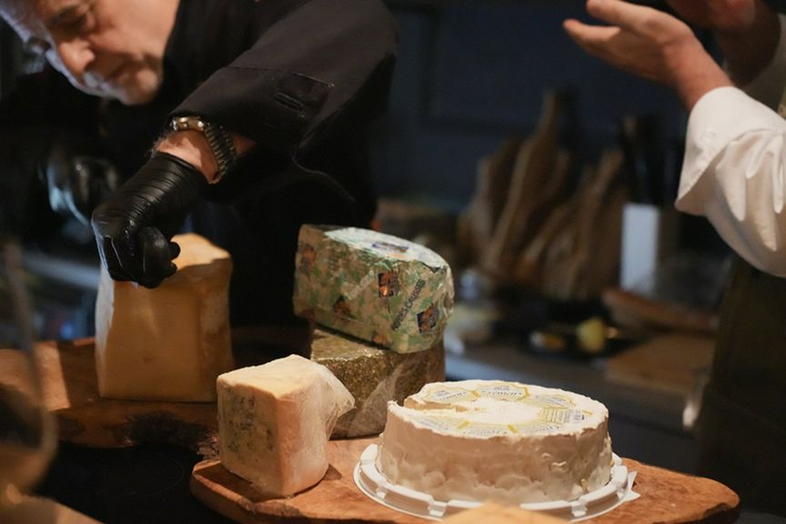 チーズは大きなホールで輸入している。