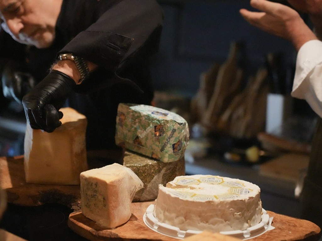 チーズは大きなホールで輸入している。