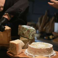 チーズは大きなホールで輸入している。