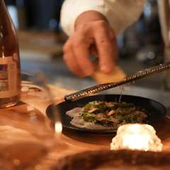 シェフが目の前で料理する躍動感