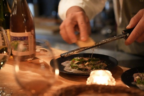 シェフが目の前で料理する躍動感