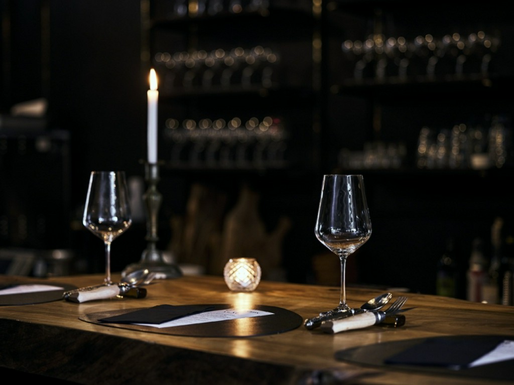 全席カウンター席でスタッフやシェフとの距離も近く