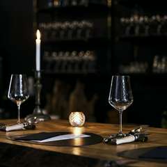 全席カウンター席でスタッフやシェフとの距離も近く