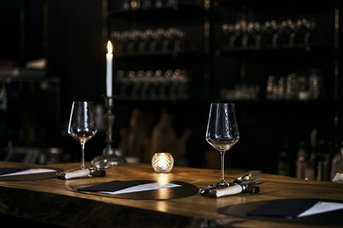 全席カウンター席でスタッフやシェフとの距離も近く