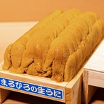 厳選された四季折々の逸品料理を織り交ぜたお任せ握り会席。
旬の贅沢を盛り込んだ19品のお食事です。