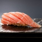 四季折々の天婦羅を織り交ぜたお任せ寿司プラン。旬の贅沢を盛り込んだ19品のお食事となっております。