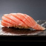 人気の鮨と大将自慢の一品を味わえるちょっと贅沢な昼会席