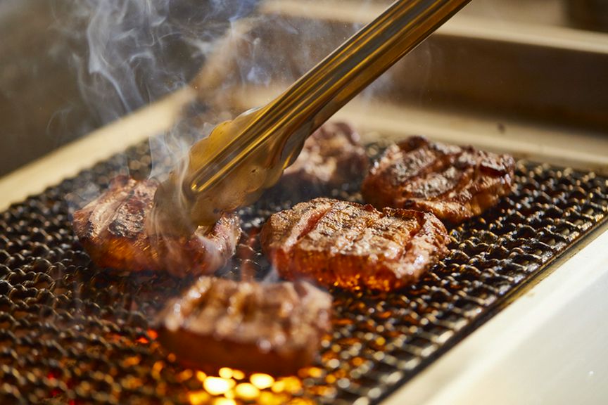 備長炭で焼き上げる炉端焼き