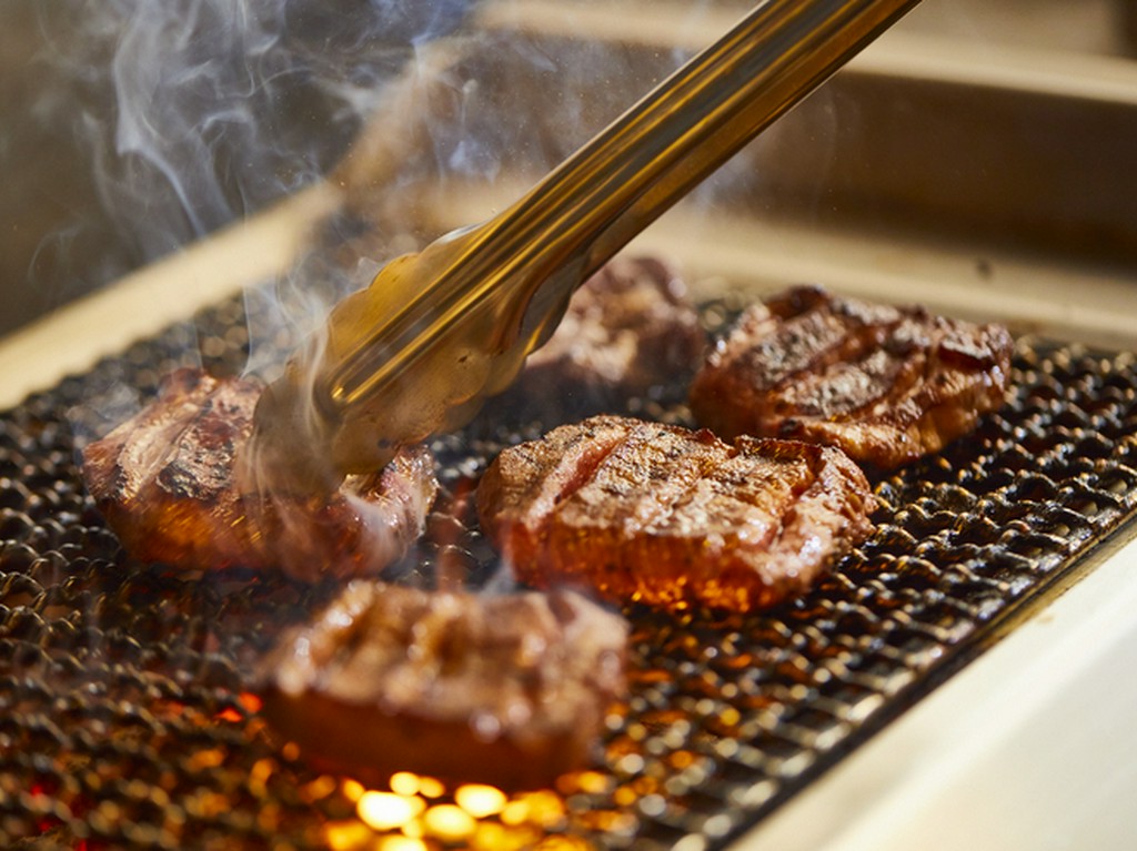 備長炭で焼き上げる炉端焼き