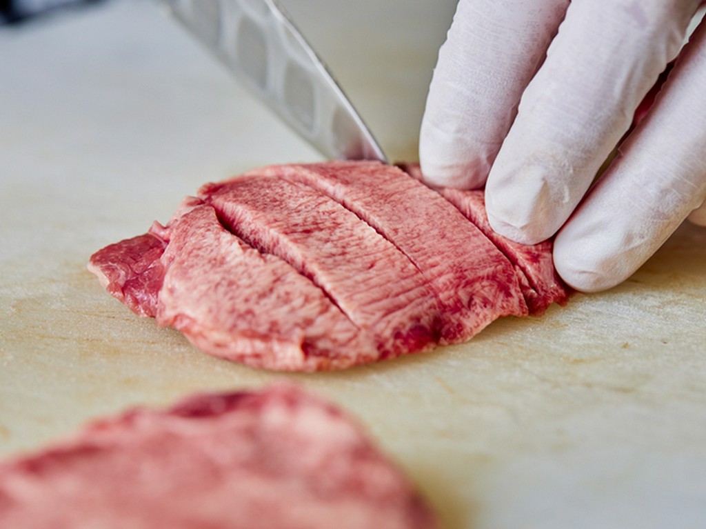 1枚1枚丁寧に仕込んでいます。