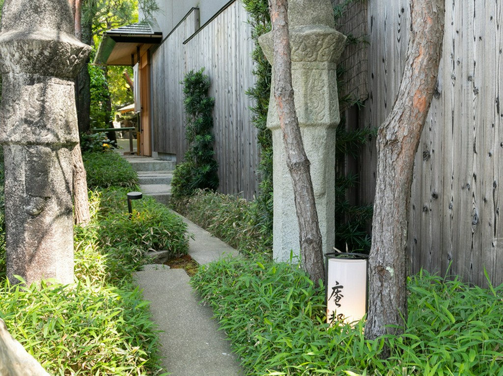 周囲に溶け込むような静けさに包まれた風情漂う外観