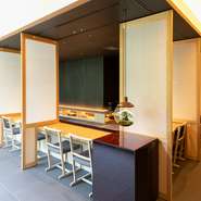 手入れの行き届いた建具やスタッフがつくりだすや居心地の良い空間は、記念日での利用に最適。カウンター席、テーブル席、個室の各席で印象深い一日を過ごすことができます。