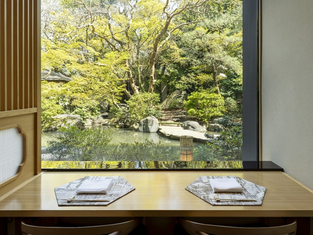 水面に移る木々、目の前に広がる庭園を眺めながらデートを愉しむ