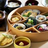 京野菜の小鉢が彩り豊かに並んだ、ふふ京都ならではの名物料理
小鉢料理9品/天ぷら/御飯/庵都汁