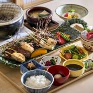 季節の食材を炭火で炙ってお愉しみいただける、ふふ京都自慢の御膳です

季節の串5種/造里/小鉢/庵都汁（あんとじる）/食事/甘味