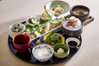旬の食材や京漬物を使った一口サイズの揚げたて天ぷら御膳
天ぷら各種/造里/御飯/庵都汁/甘味