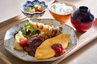 ハンバークやエビフライなどお子様の大好物を集めた定番プレート
ハンバーグ/オムレツ/エビフライ/唐揚げ/御飯/赤出汁