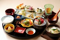 旬の食材や京漬物を使った一口サイズの揚げたて天ぷら御膳
天ぷら各種/造里/御飯/庵都汁/甘味
