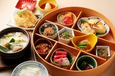 京野菜の小鉢が彩り豊かに並んだ、ふふ 京都ならではの名物料理
（2日前までにご予約くださいませ）