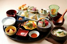 旬の食材や京漬物を使った一口サイズの揚げたて天ぷら御膳