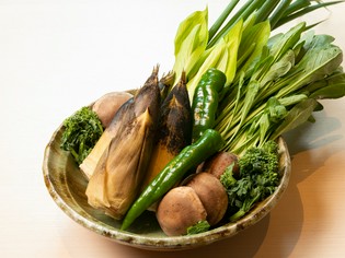 【京野菜と炭火料理 庵都】の根幹をなす料理に必須「京野菜」