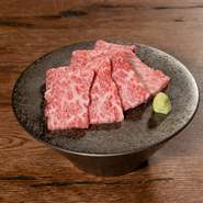 生産者の少ない貴重なお肉な仕入れ。脂の質が良く“くどさ”がないため、胃もたれの心配もありません。ステーキはもちろん、「ユッケ」や「刺し身」などの生食も楽しめます。