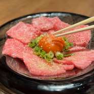 特製ダレで味付けしたお肉に、まろやかな卵黄を絡めて。
そのひと口を、ふっくら炊きたての白米にそっとのせれば。。。
そのままでも、ご飯と合わせても。お好みのスタイルでご堪能ください。