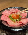 特製ダレで味付けしたお肉に、まろやかな卵黄を絡めて。
そのひと口を、ふっくら炊きたての白米にそっとのせれば。。。
そのままでも、ご飯と合わせても。お好みのスタイルでご堪能ください。