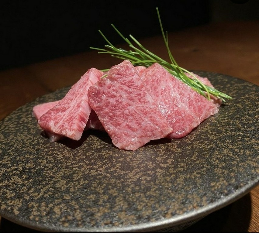 “新鮮なお肉”を堪能できる『万葉牛　厳選　刺し身』