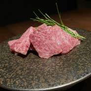 ランチ・ディナーともに人気の一品。「わさび」や「米塩」、「伊賀のはさめず醤油」など、さまざまな薬味が用意されています。とろける食感と「万葉牛」ならではの甘みを堪能あれ。