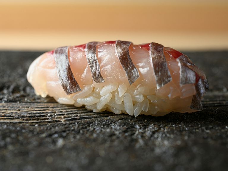 鮨一筋35年以上の大将が上質な旬食材で極上の握りを繰り出す