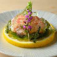 旬のおつまみと鮨にきれいに寄り添うワインを、和食に造詣が深いソムリエが選りすぐり。フランスやイタリアなどヨーロッパワインを中心としたラインナップで、お祝いの席を華やかに彩るシャンパーニュも豊富です。