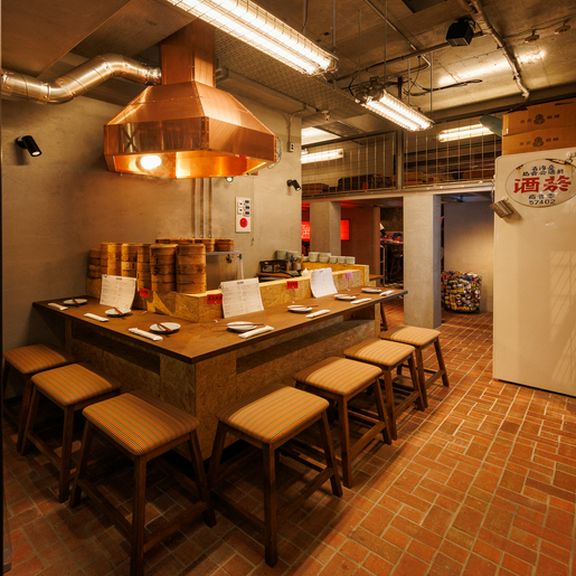 友人とのサシ飲みやお一人様にうれしい、カウンターメインの店内
