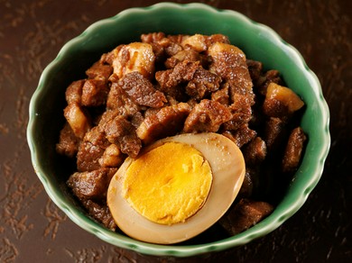 ピリッとしびれる山椒がアクセント『魯肉飯（ルーローファン）』