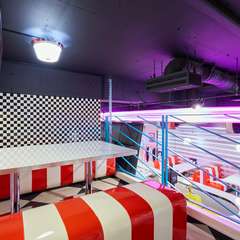 ベンチシートは二人の特等席。カジュアルな雰囲気の大人デート